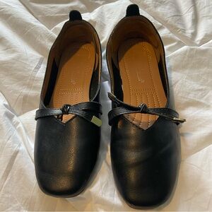🎯 Size 8 black leather flats.  Good used condition.